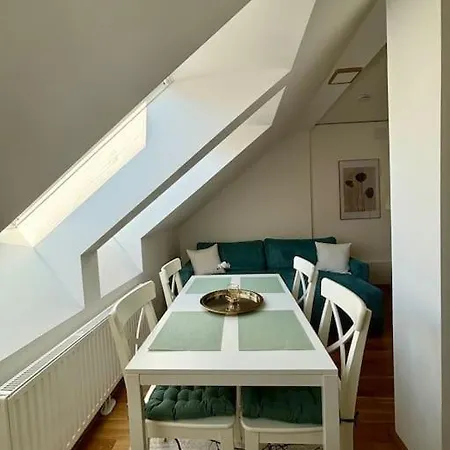 Helle Dachgeschosswohnung Im Zentrum *